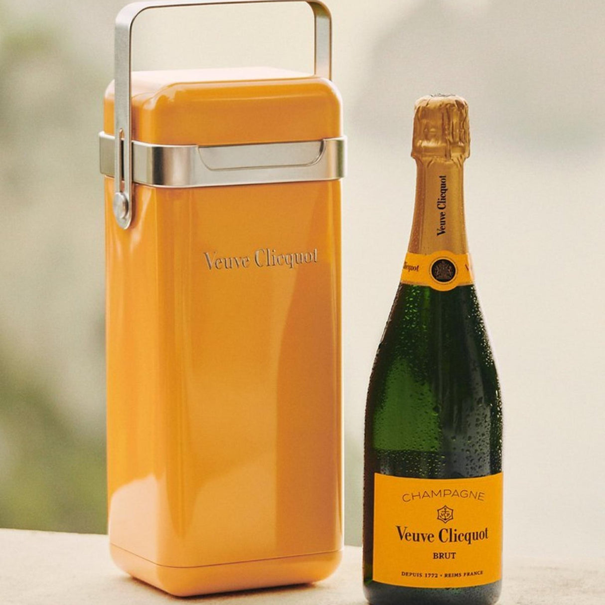 Veuve Clicquot Champagne Brut Yellow Label With Portable Cooler Gift Box