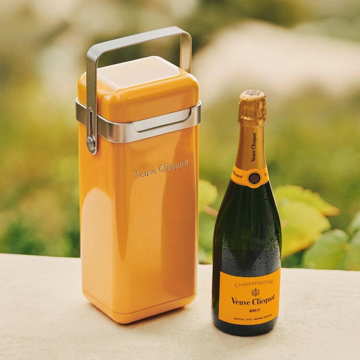 Veuve Clicquot Champagne Brut Yellow Label With Portable Cooler Gift Box